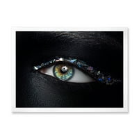 Дизайнарт 'Момичешки Очи С Многоцветни Стъклени Искри' Модерен Арт Принт В Рамка