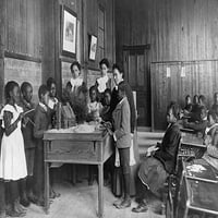 Афро -американски деца, които учат за Деня на благодарността, с кабина на модела на масата, основно училище Whittier, Хамптън, печат на плаката на Вирджиния