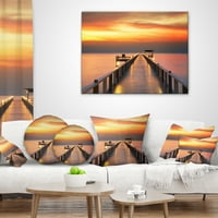 Дизайнарт жълтеникаво небе и дълъг дървен мост - Кей морски пейзаж възглавница за хвърляне-18х18