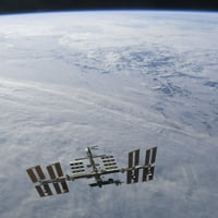7 март, - Международната космическа станция се намира срещу облаците над печат на плаката на Земята