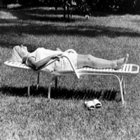 Жена слънчеви бани в задния двор